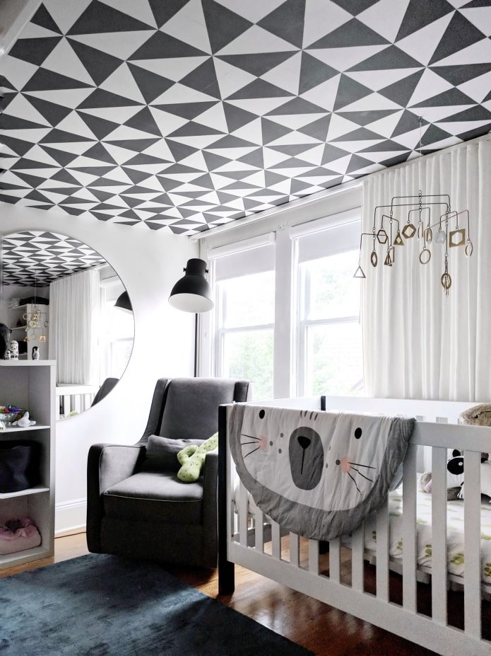 Intérieur d'une chambre d'enfant avec papier peint au plafond