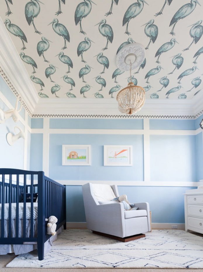 Intérieur d'une chambre d'enfant avec papier peint au plafond