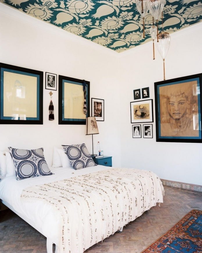 Papier peint pour plafond dans la chambre