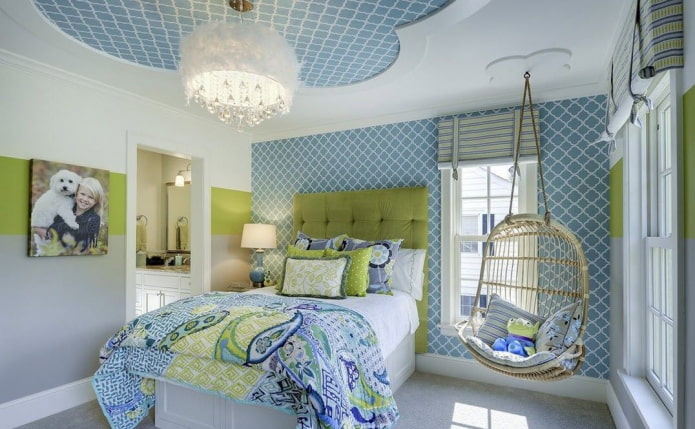 Papier peint bleu pour plafond dans une chambre d'enfant