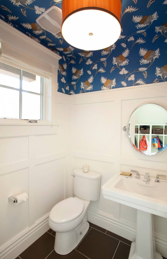 papier peint de plafond dans la salle de bain