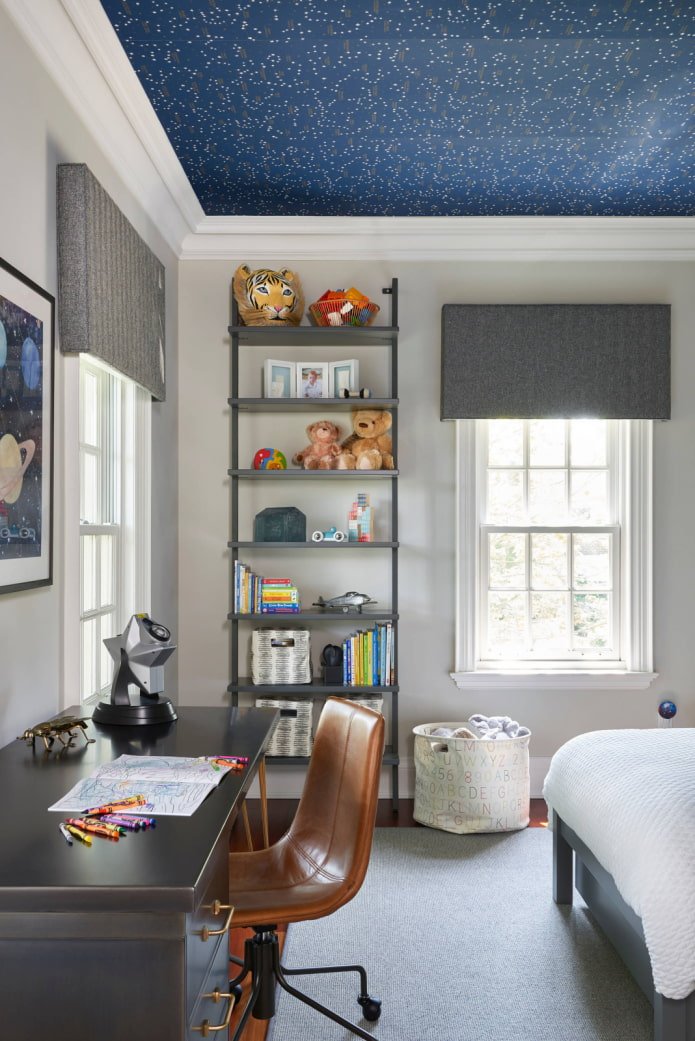 Papier peint bleu au plafond 
