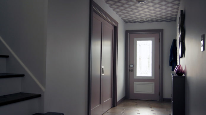 papier peint de plafond dans l'intérieur du couloir