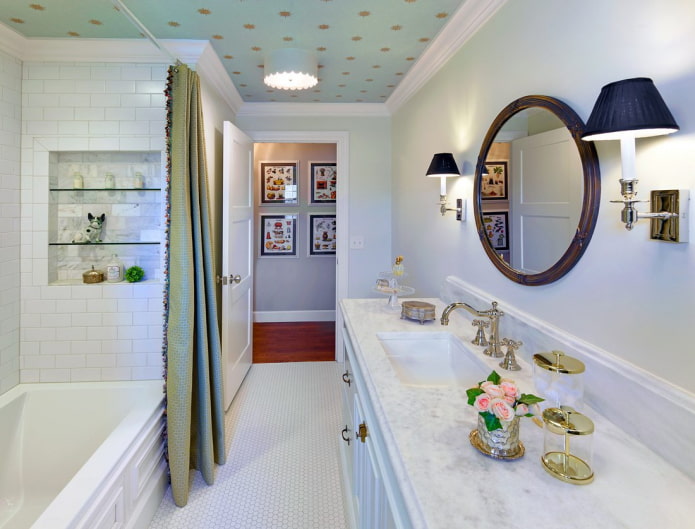 Papier peint de plafond dans la salle de bain