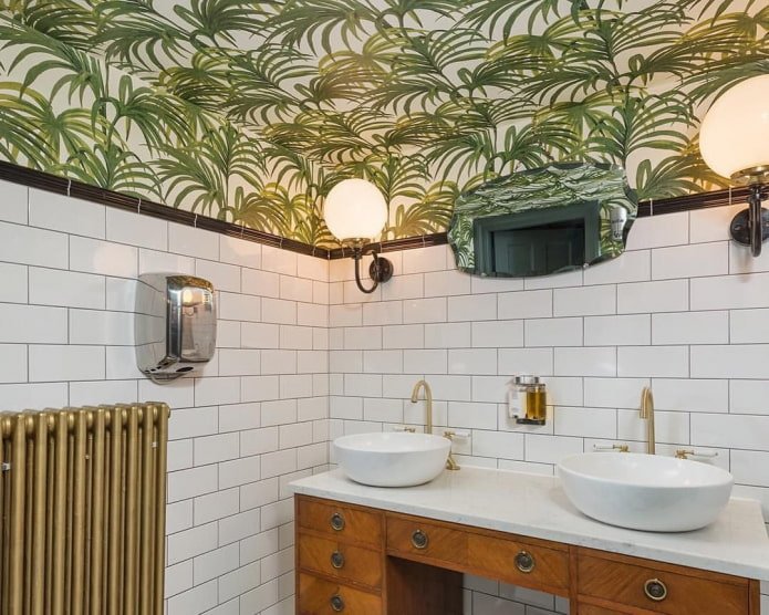papier peint de plafond dans la salle de bain