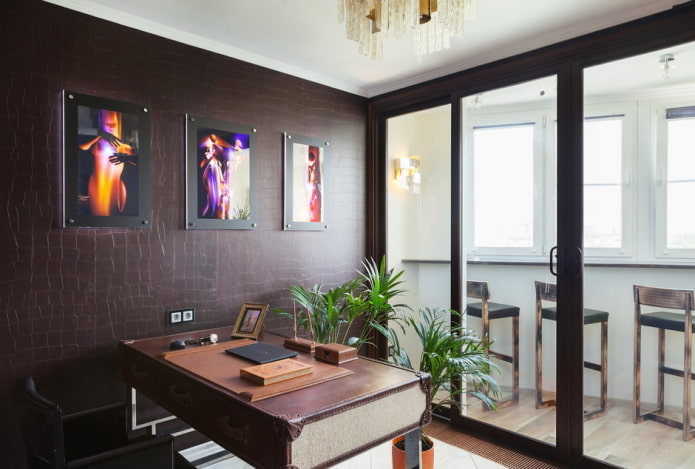 Papier peint en cuir marron à l'intérieur du bureau