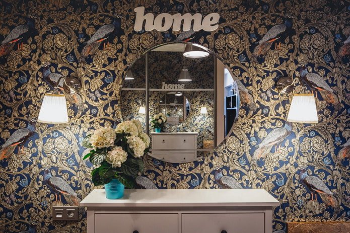 Papier peint bleu avec un motif floral doré et des paons