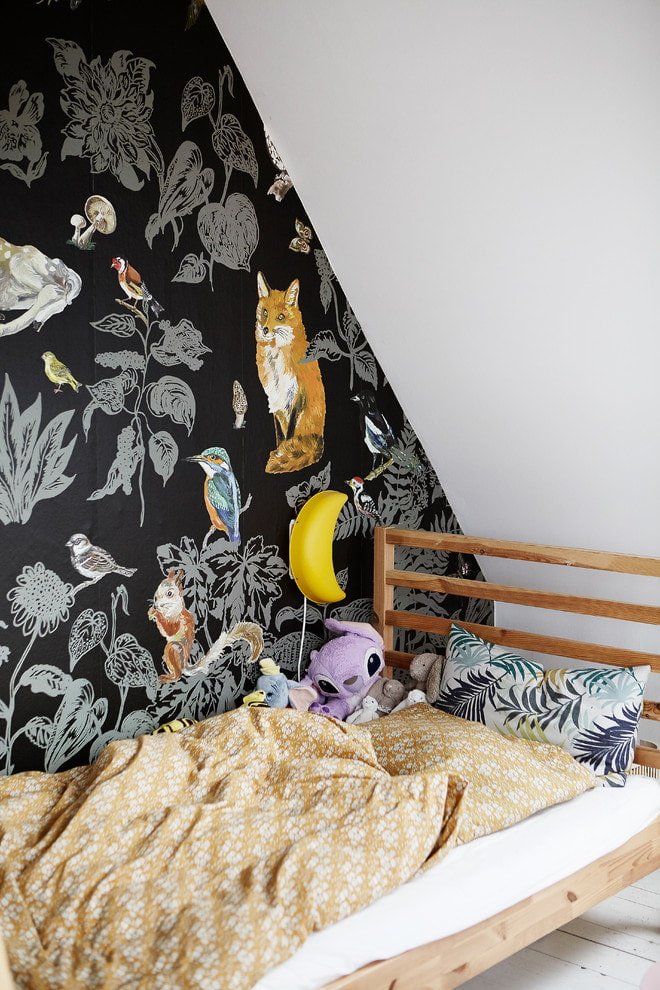 Papier peint avec des images d'animaux et d'oiseaux 