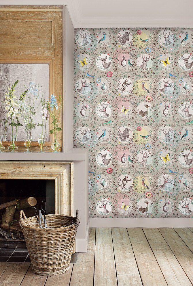 Papier peint avec des images d'animaux et d'oiseaux 