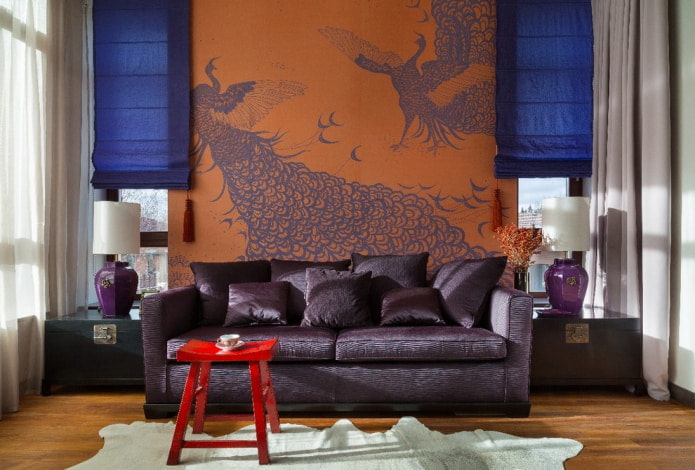 Salon avec papier peint orange-violet
