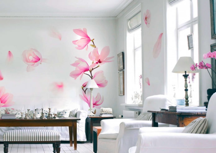 Papier peint avec magnolia dans le salon