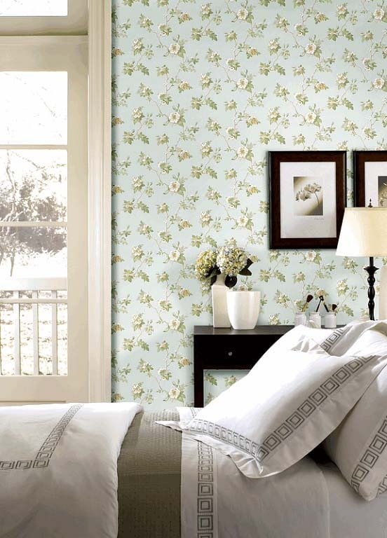 petit papier peint à fleurs dans la chambre