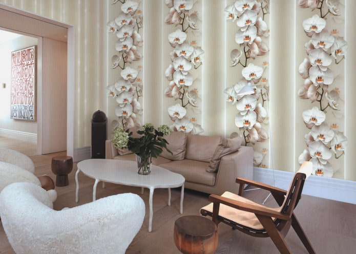Papier peint avec des orchidées dans le salon