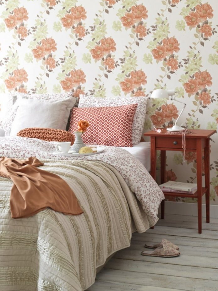 papier peint avec un imprimé floral dans la chambre