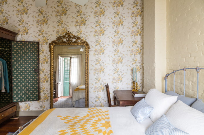 papier peint avec un imprimé floral dans la chambre