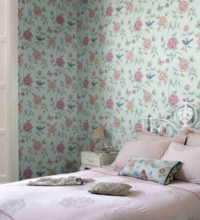 papier peint avec un imprimé floral dans l'intérieur de la chambre