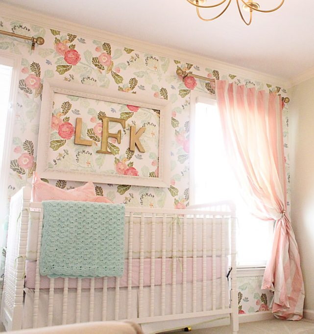 Papier peint à motif floral dans une chambre de fille
