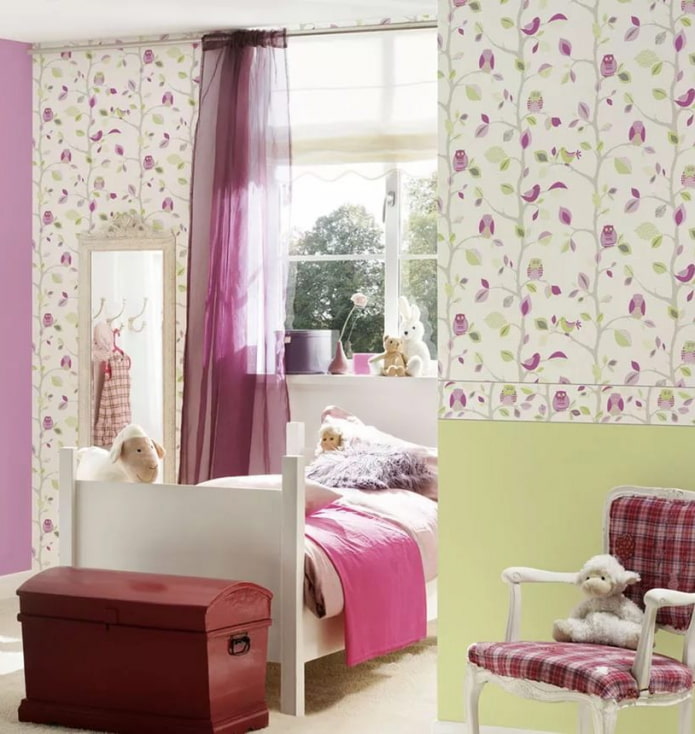 Papier peint à motif floral dans une chambre de fille