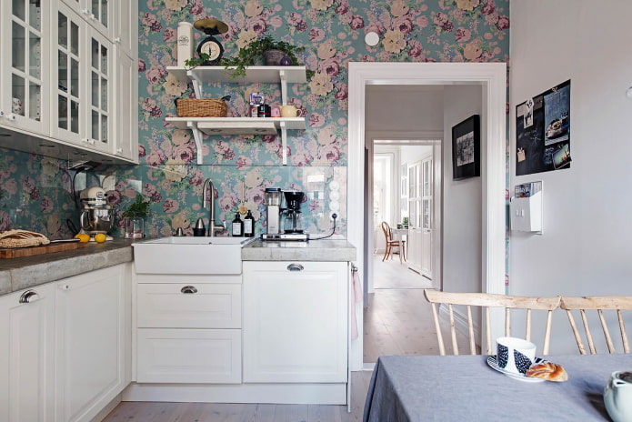 Papier peint à fleurs dans la cuisine