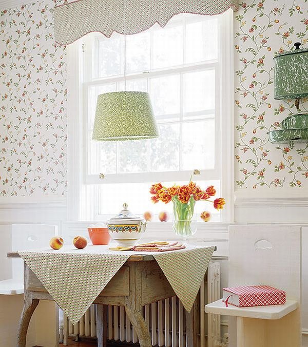 Papier peint à fleurs dans l'intérieur de la cuisine