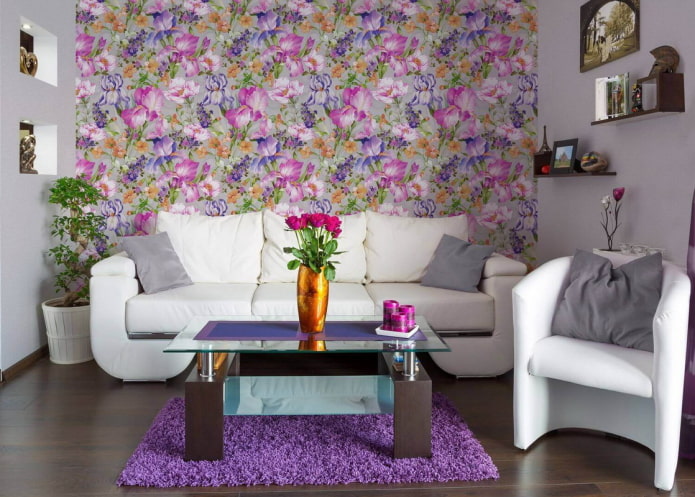 Papier peint avec des iris dans le salon