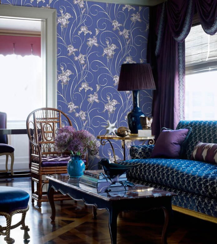 Papier peint avec des iris dans le salon