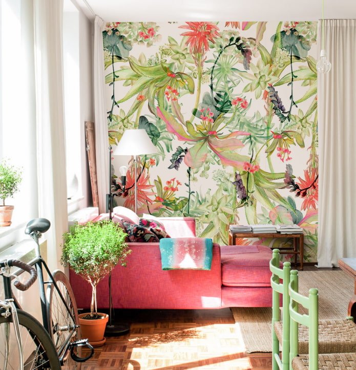 Papier peint avec des fleurs tropicales à l'intérieur