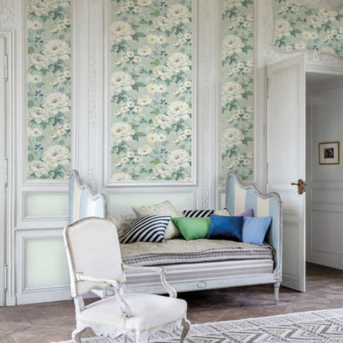 Papier peint à fleurs dans un intérieur classique