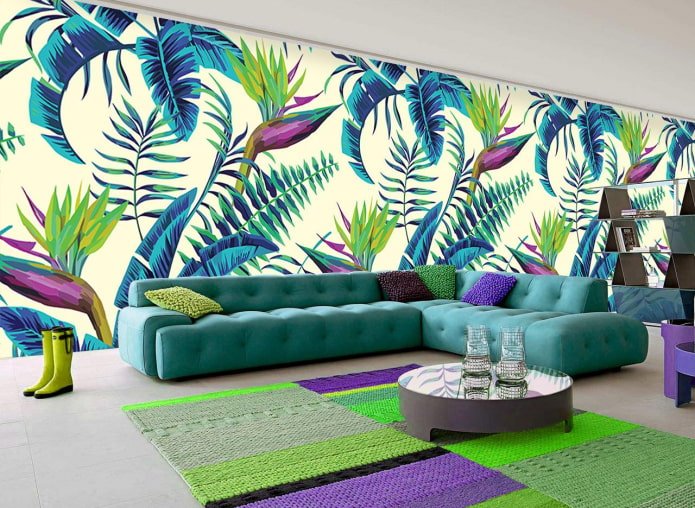 Papier peint avec des fleurs tropicales dans le salon