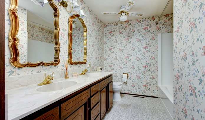 Papier peint floral dans la salle de bain