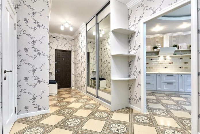 Papier peint gris clair à motifs dans le couloir
