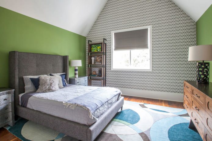 Papier peint blanc et gris et murs verts dans la chambre