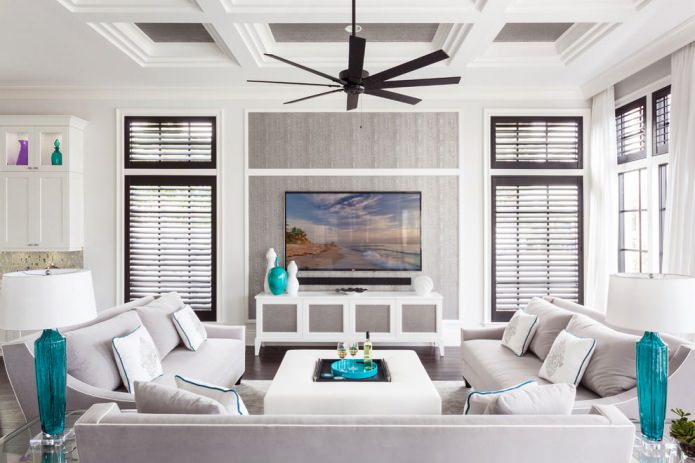 Papier peint blanc et gris combinés dans le salon