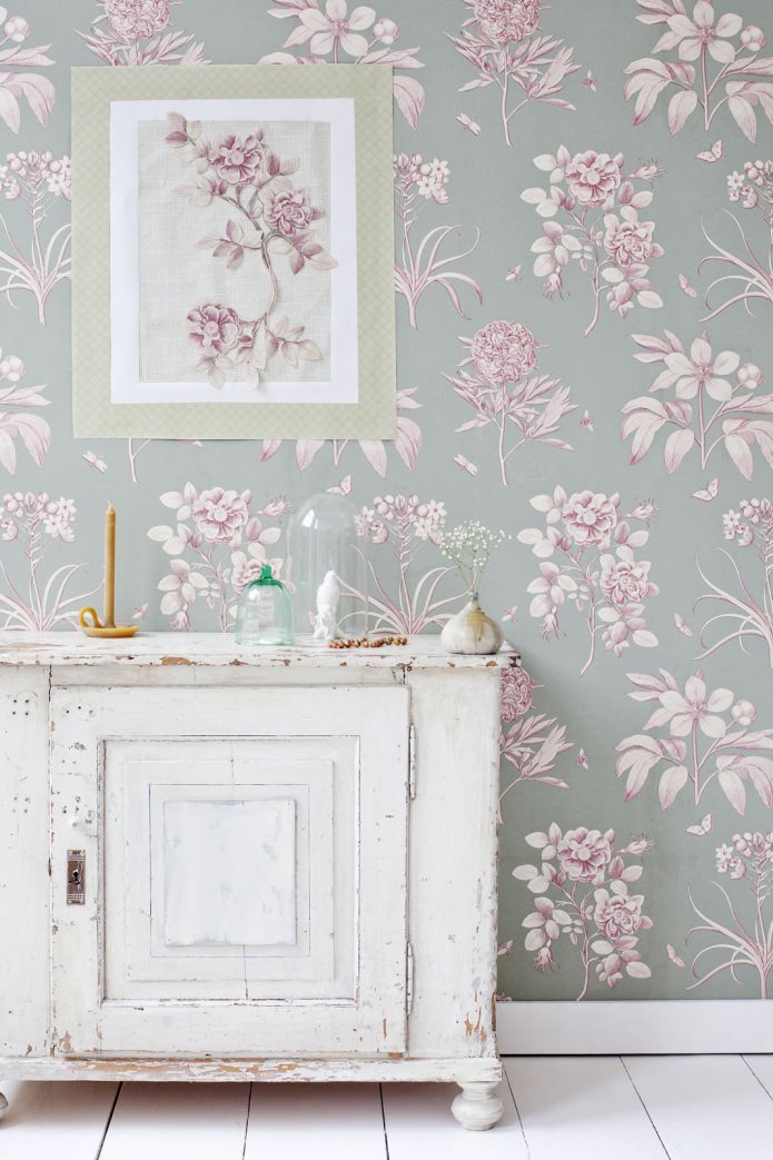 Papier peint gris et rose à fleurs