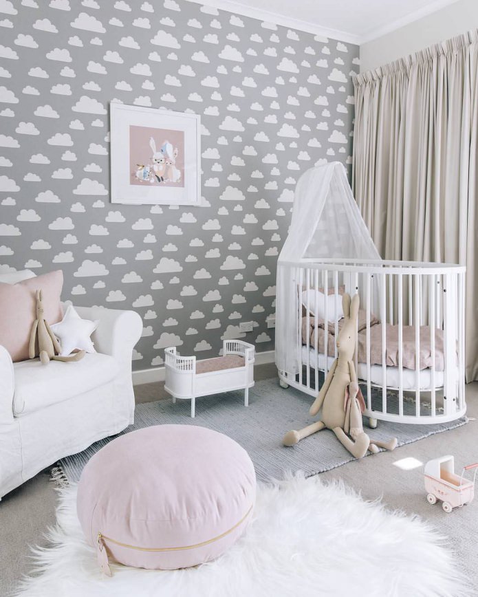 Papier peint gris avec des nuages dans la chambre d'un nouveau-né