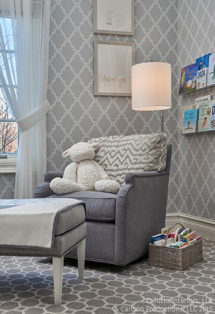 Papier peint gris avec un motif dans la chambre d'un nouveau-né