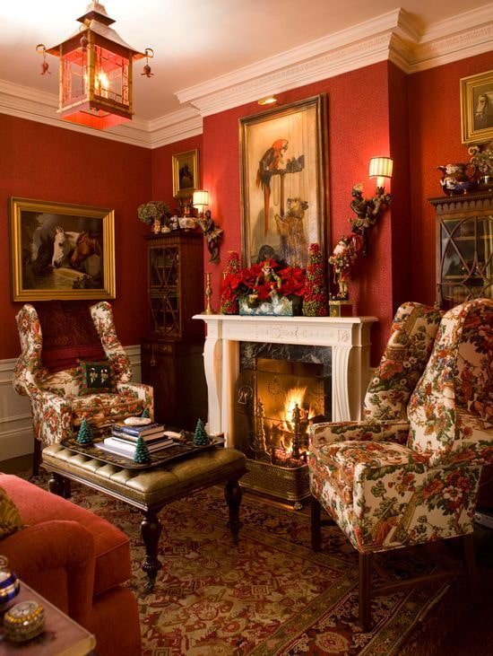 Salon avec cheminée et papier peint riche