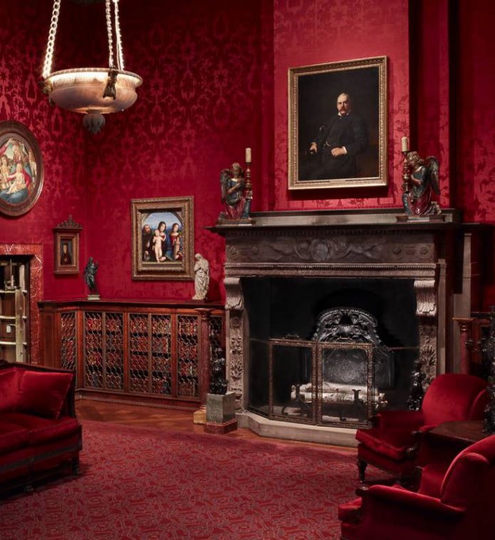 La photo montre un salon avec du papier peint clair.