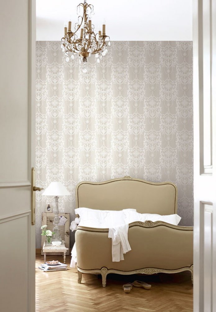 Motif héraldique sur le papier peint de la chambre