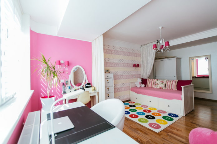 Chambre d'enfant spacieuse avec un grand miroir