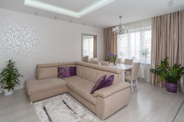 Rideaux beiges dans le salon