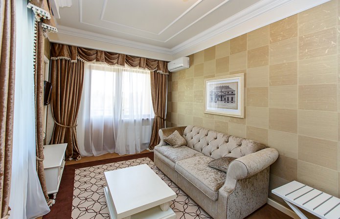 Rideaux avec un lambrequin dans le salon