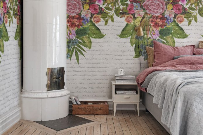 Chambre de style provençal avec papier peint photo sur les murs