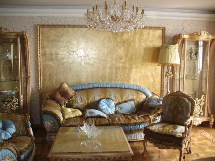 Papier peint doré dans le salon