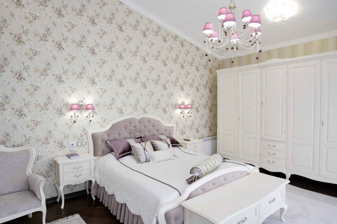 Papier peint différent derrière l'armoire dans la chambre