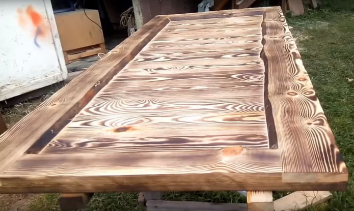 cadre de porte en bois brûlé