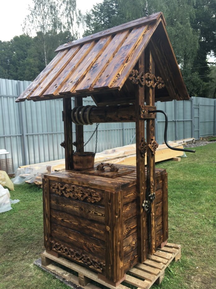 puits brûlé avec décorations sculptées