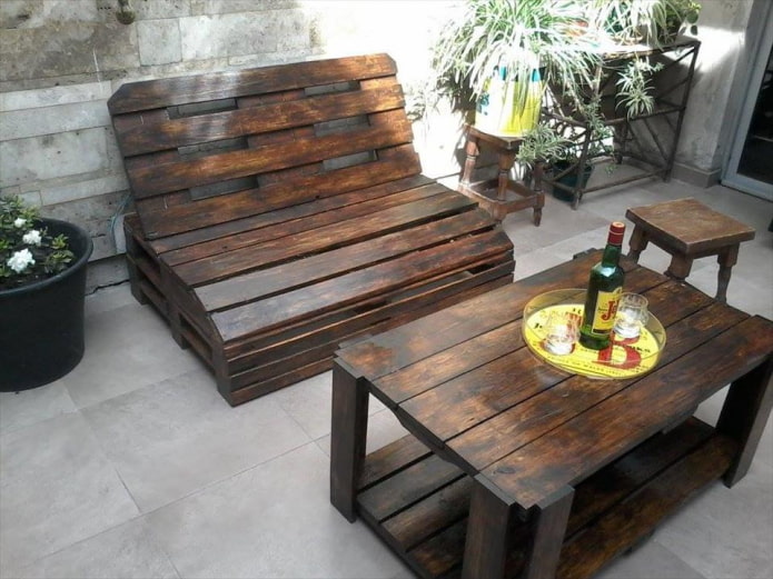 Mobilier de jardin en bois carbonisé