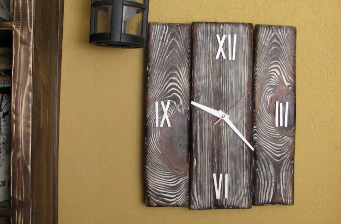 horloge murale en bois brûlé