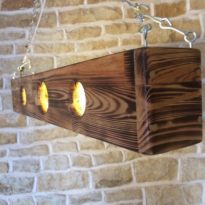 lampe suspendue en bois brûlé